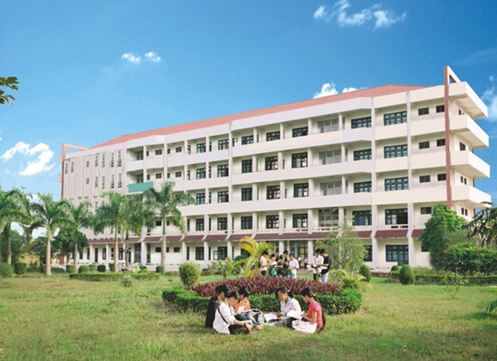 Khuôn viên rộng rãi của trường Đại học Nông Lâm
